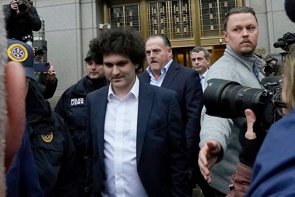 Mantan kepala eksekutif FTX Sam Bankman-Fried meninggalkan pengadilan federal Manhattan, New York. AFP